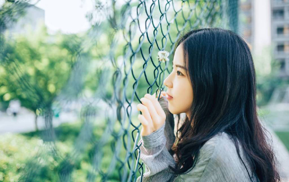 如果爱一个人，那么就会心甘情愿为他而改变。如果一个人在你面前我行素，置你不喜欢的行为而不顾，那么他就是不爱你。所以如果你不够关心他或是他不够关心你，那么你就不爱他或他不爱你。